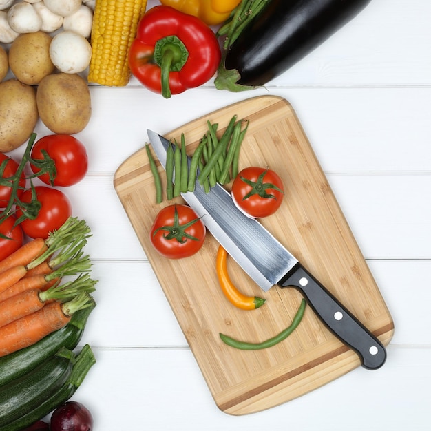 Vegetarier oder Veganer essen lächelndes Gesicht aus Gemüse auf Schneidebrett