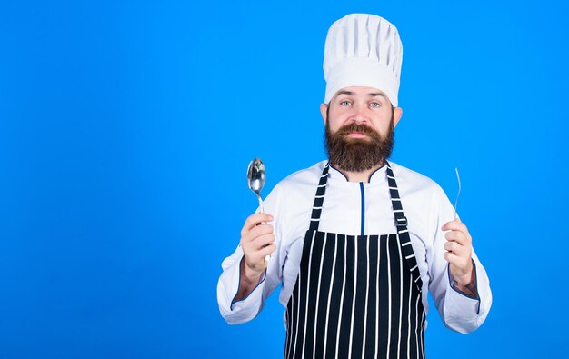 Vegetarier. Reifer Koch mit Bart. Bärtiger Mann kocht in der Küche, kulinarisch. Gesundes Essen kochen. Kochmann mit Hut. Geheimrezept für den Geschmack. Diät und Bio-Lebensmittel, Vitamin. Platz kopieren.