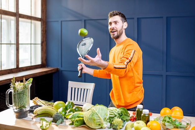 Vegetarisch mit frischem Gemüse auf blauem Hintergrund