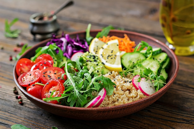 Vegetarische Buddha-Schüssel mit Quinoa und Frischgemüse. Gesundes Lebensmittelkonzept. Veganer Salat.