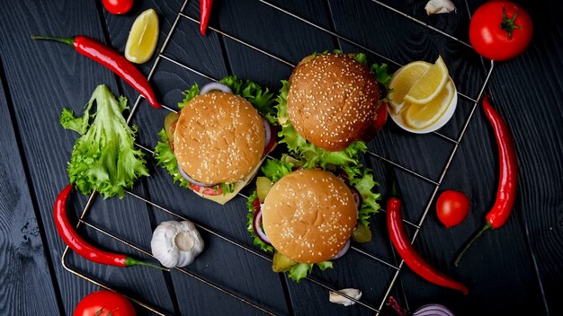 Vegetarische Burger auf schwarzem Hintergrund