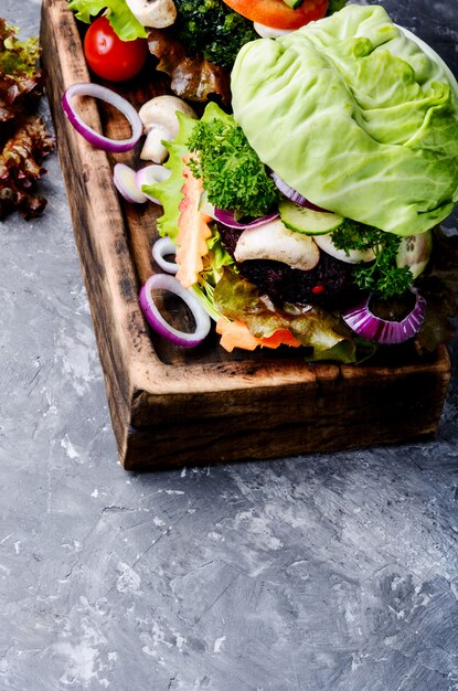 Vegetarische Burger mit Gemüse