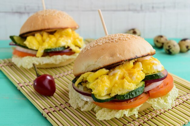 Vegetarische Burger mit süßem Omelett und Gemüse