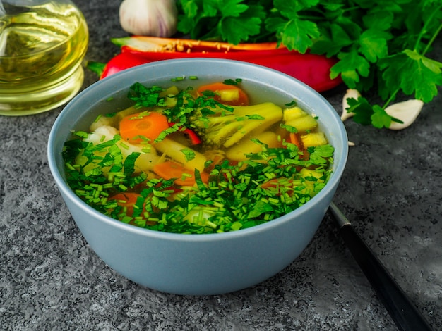 Vegetarische diätetische vegetarische Suppe des gesunden Frühlinges, grauer konkreter Hintergrund