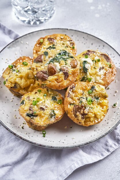 Vegetarische Eiermuffins mit Pilzspinat und Käse zum Frühstück