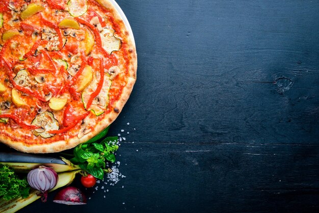 Vegetarische Gemüsepizza Auf einem hölzernen Hintergrund Ansicht von oben Freier Platz für Text