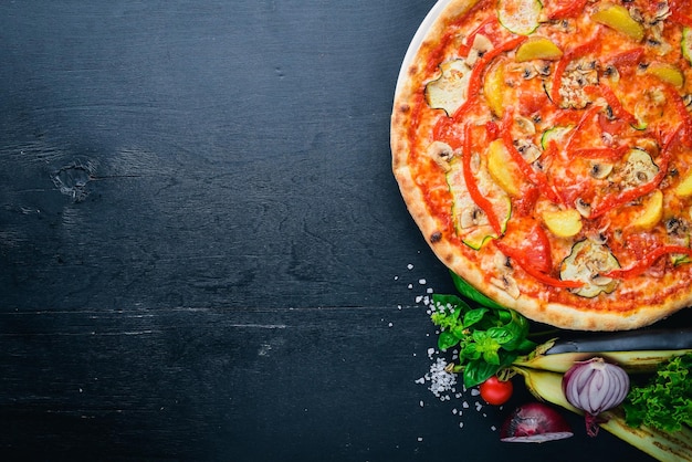 Vegetarische Gemüsepizza Auf einem hölzernen Hintergrund Ansicht von oben Freier Platz für Text