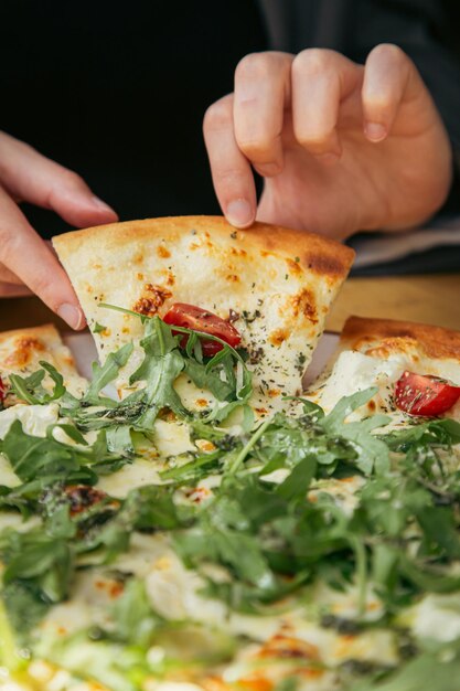 Vegetarische Gemüsepizza der Nahaufnahme mit Kirschtomaten und Rucola