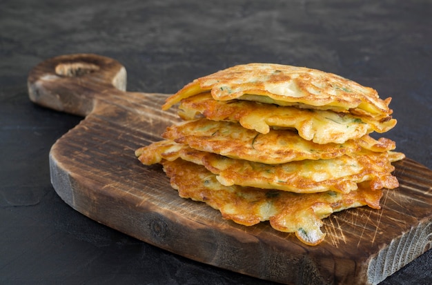 Vegetarische gesunde Zucchini-Pfannkuchen mit Kräutern und Sauerrahm