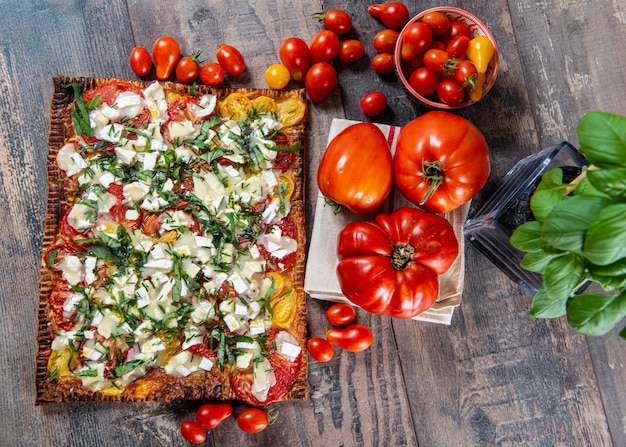 Vegetarische hausgemachte Pizza mit Tomaten und Käse