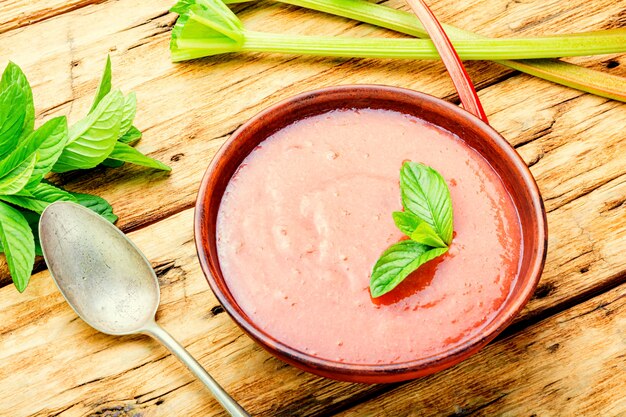 Vegetarische kalte Rhabarbersuppe in einem Teller.Dessertsuppe