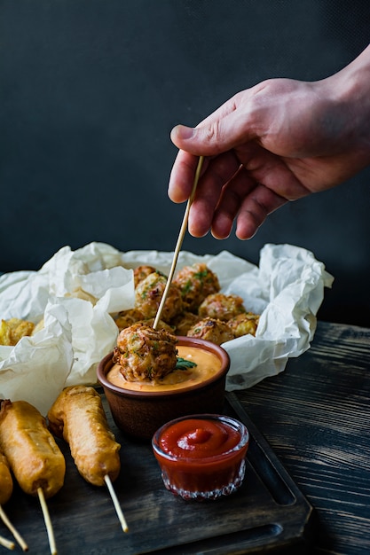 Vegetarische Kroketten aus Kartoffeln und Kohl mit Sauce, Gemüse und Kräutern