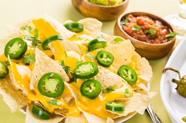 Foto vegetarische nachos mit tortillachips und frischen jalapenopfeffer.