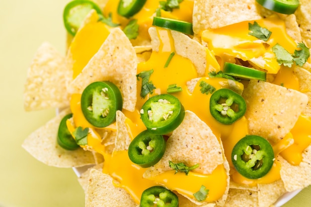 Vegetarische Nachos mit Tortillachips und frischen Jalapenopfeffer.