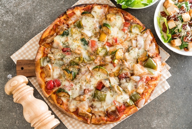 vegetarische Pizza auf dem Tisch