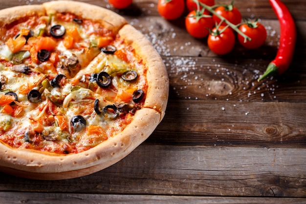 Vegetarische Pizza mit Champignons und Oliven