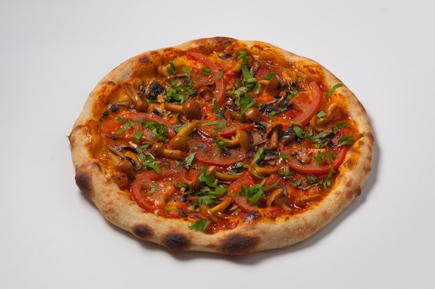 Vegetarische Pizza mit Tomaten und Pilzen, dekoriert mit Kräutern