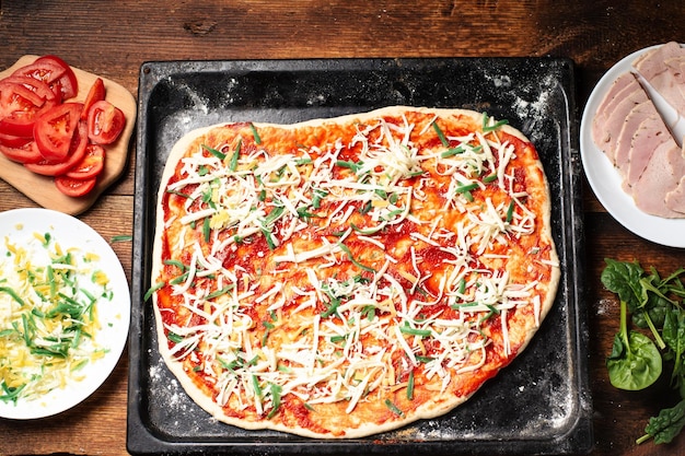 Vegetarische Pizza Nahaufnahme auf einem Backblech Kochen köstliche hausgemachte Pizza