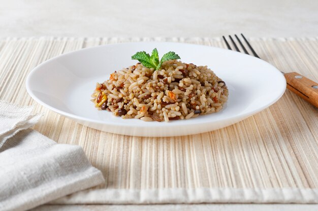 Vegetarische Quinoa, Reis, Linsen und Maissalat