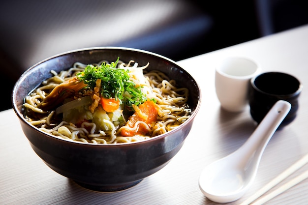 Vegetarische Ramen-Suppe. Traditionelles japanisches Rezept.