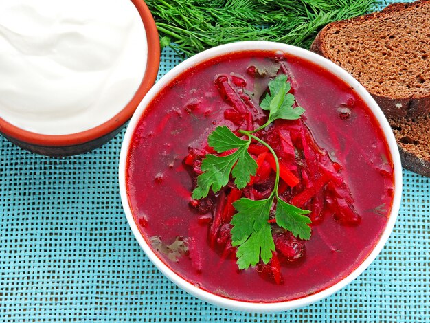 Vegetarische rote Suppe mit Gemüse