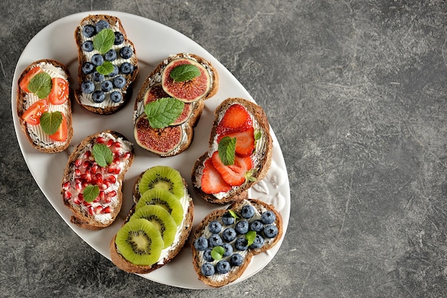 Vegetarische Sandwiches aus Roggenbrot mit Weichkäse und Obst