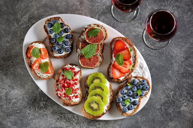 Vegetarische Sandwiches aus Roggenbrot mit Weichkäse und Obst