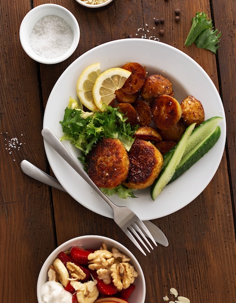 Vegetarische Schnitzel mit Frühkartoffeln und Salat