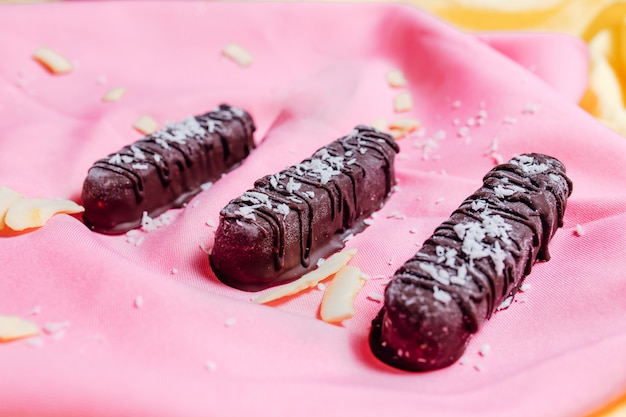 Vegetarische Schokolade auf rosa Hintergrund,