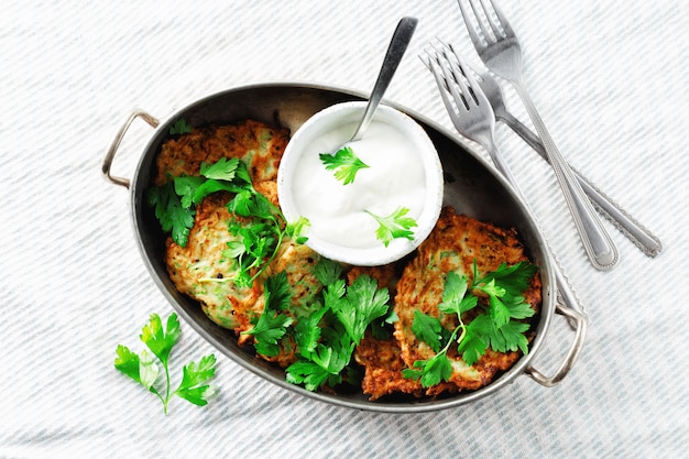 Vegetarische Snackaperitifzucchini-Stückchen verschieben weiße Draufsicht des gesunden Frühstücks