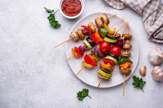 Vegetarische Spieße mit verschiedenen gegrillten Gemüsen. Veganes Grillparty-Menü