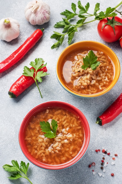 Vegetarische Suppe Kharcho mit Reis und Gemüse.