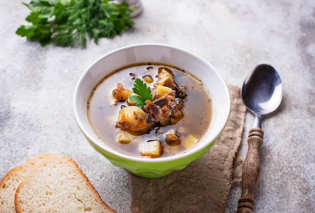 Vegetarische Suppe mit Pilz und Gemüse