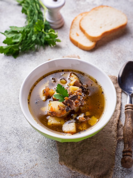 Vegetarische Suppe mit Pilz und Gemüse