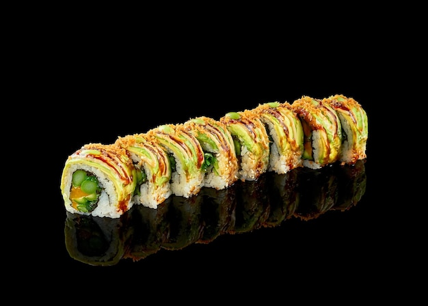 Vegetarische sushi-rollen mit avocado-mango und saucen isoliert auf schwarzem hintergrund nahaufnahme