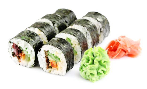 Vegetarische Sushirollen getrennt auf Weiß