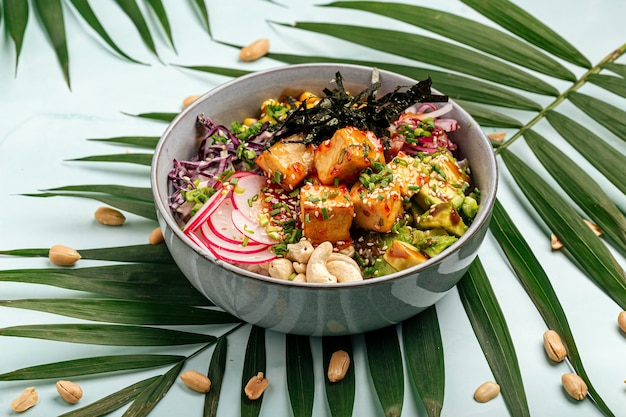 Vegetarische Tofu-Sackschale mit Reis und Gemüse