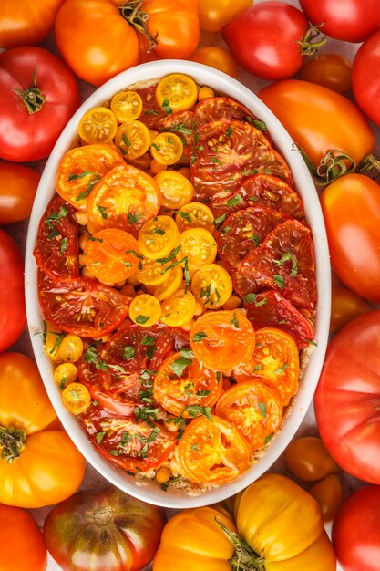 Vegetarische Torte der Tomate mit Kichererbsen und Petersilie im weißen Teller, Draufsicht.