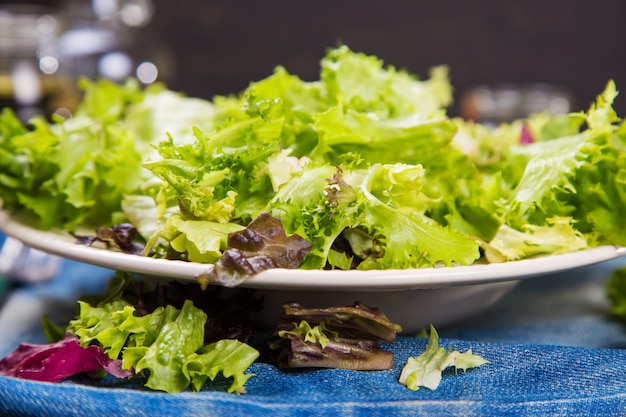 Vegetarischen Salat mischen