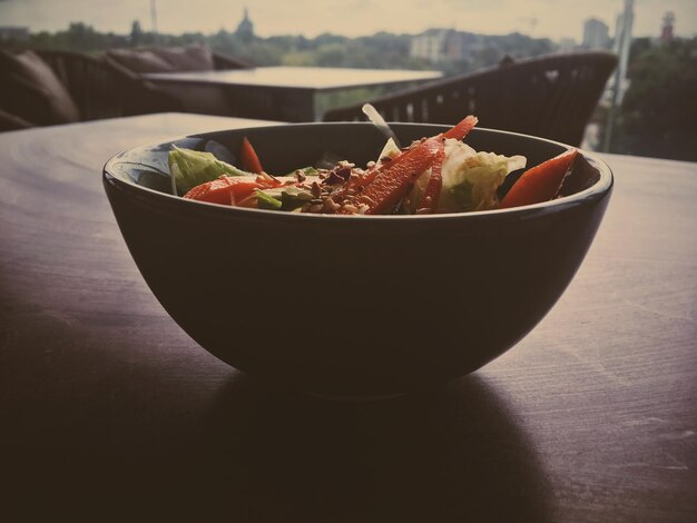 Vegetarischer asiatischer Gemüsesalat, serviert in einer Schüssel im japanischen Restaurant, gesunde Ernährung