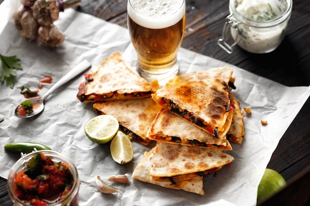 Vegetarischer Biersnack Quesadillah Gemüsekäse Lagerbier