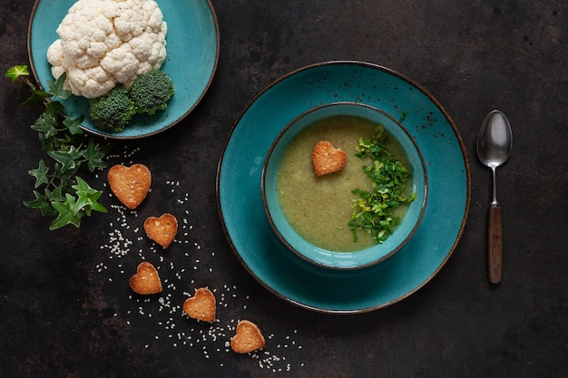 Vegetarischer Blumenkohl, Broccolicremesuppe mit Samenherzformcrackern