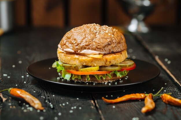 Vegetarischer Burger Gemüseschnitzel Holztisch