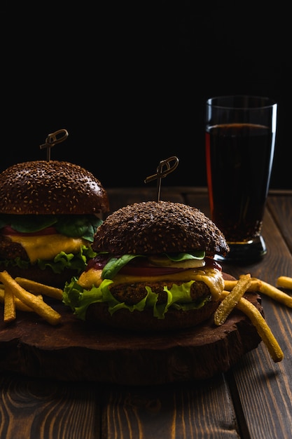 Vegetarischer Burger mit Fischrogen und Getränk auf Holztisch