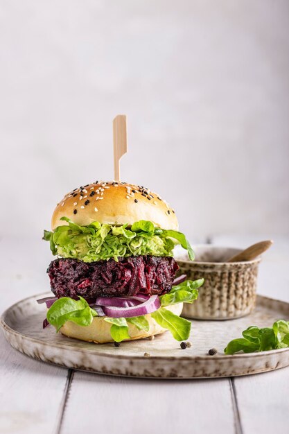 Vegetarischer Burger mit Gemüseschnitzel