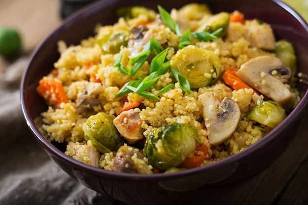 Vegetarischer Couscous-Salat mit Rosenkohl, Pilzen, Karotten und Gewürzen