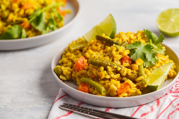 Vegetarischer curryreis mit gemüse und kokosnusscreme in den grauen platten. gesundes lebensmittelkonzept des strengen vegetariers, detox, gemüsediät.