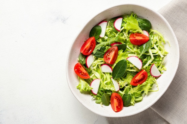 Vegetarischer frischer Salat. Gesundes Essen, Diät-Mittagessen. Draufsicht auf weißem Hintergrund.