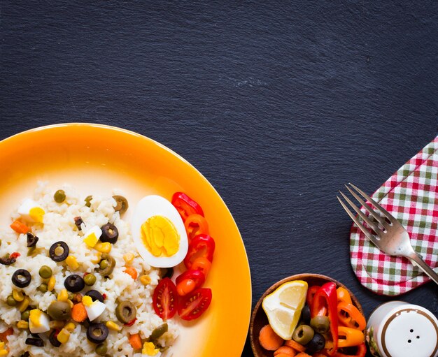 Vegetarischer frischer Salat mit weißem Reis auf Holzoberfläche