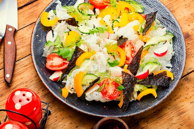 Vegetarischer Frühlingssalat mit frischem Gemüse, Naturkost